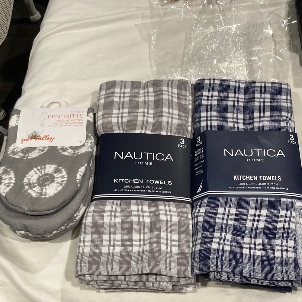 Oven Mitts and 6 Kitchen Towels Set